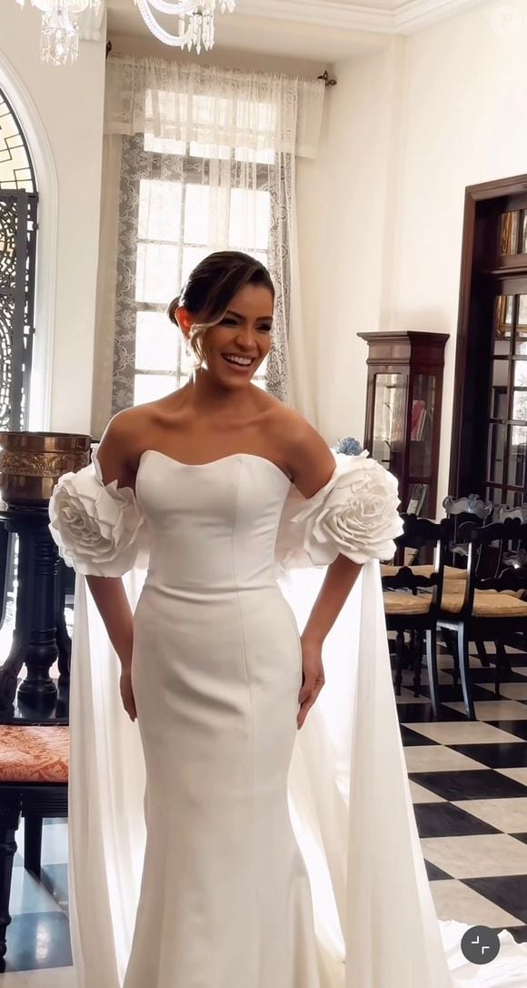 Emilly Araújo apostou em um vestido de noiva sob medida, com decote tomara que caia, busto estruturado e capa de flores artesanais para o ensaio pré-wedding com Davi Brito