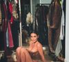 Kim Kardashian surpreendeu os internautas com os cliques ousados e ganhou diversos elogios, como 'Quente'.
