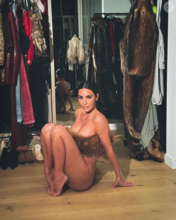 Kim Kardashian surpreendeu os internautas com os cliques ousados e ganhou diversos elogios, como 'Quente'.