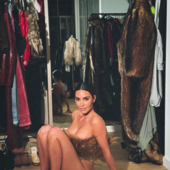 Kim Kardashian surpreendeu os internautas com os cliques ousados e ganhou diversos elogios, como 'Quente'.