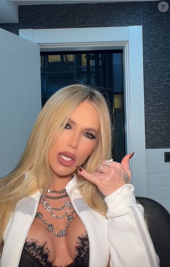 A música fala que a pessoa ligou com saudades