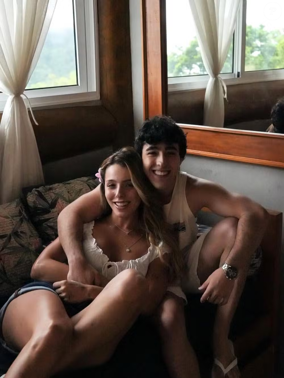 A confirmação veio pelas redes sociais, onde os dois publicaram uma foto juntos acompanhada apenas de um emoji de coração