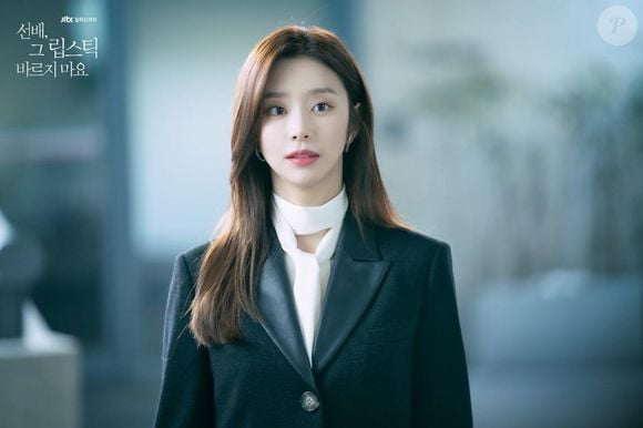 'She Would Never Know' conta a história de Yoon Song-ah, uma mulher que trabalha em uma grande empresa de cosméticos e sonha a criar sua marca