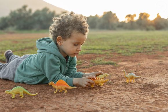 Procurar livros com um adulto, comparar espécies ou perguntar sobre fósseis são formas de explorar algo que desperta prazer
