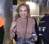 Angélica esteve presente ao lado de Luciano Huck e curtiu muito o show de Anitta com um look casual com jeans