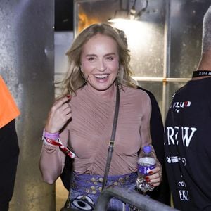 Angélica esteve presente ao lado de Luciano Huck e curtiu muito o show de Anitta com um look casual com jeans