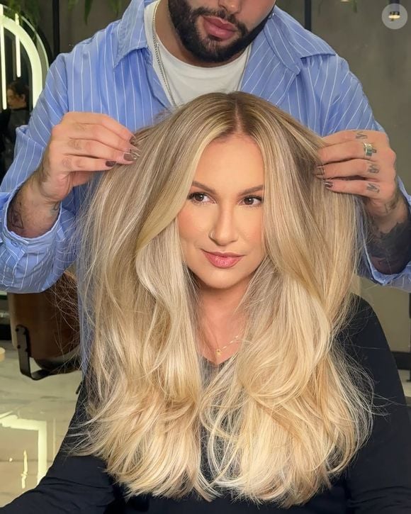 Podemos dizer que está entre o loiro suave e o loiro baunilha, sem subtons frios ou acinzentados.