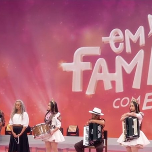 Com cenário grandioso e proposta familiar, Eliana comandou a primeira edição do Em Família, programa que marca sua chegada à TV Globo