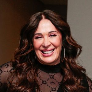 Claudia Raia, aos 58 anos, fez do cabelo longo e castanho um dos elementos mais importantes de sua personalidade