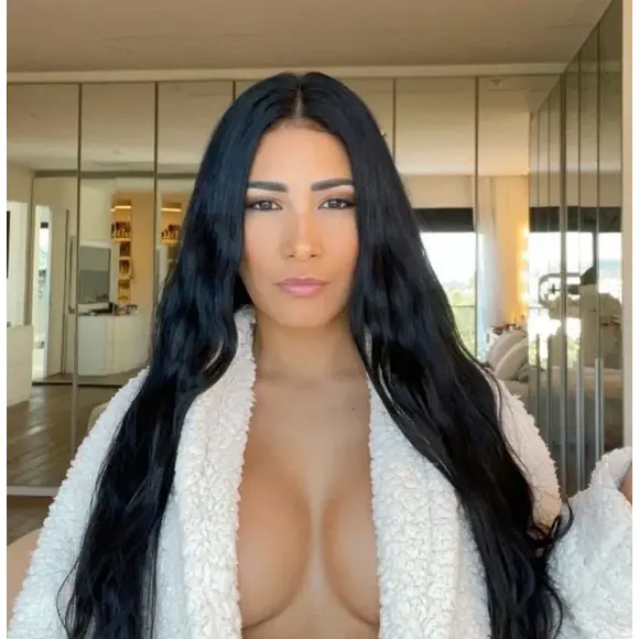 Simaria apagou a foto nua minutos depois. Assessoria não quis comentar o assunto