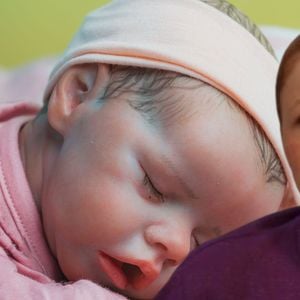 Aldeíde (Karine Teles) adotou bebê reborn na novela 'Vale Tudo'