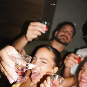 Réveillon de Mel Maia teve jantar, drinks e karaokê
