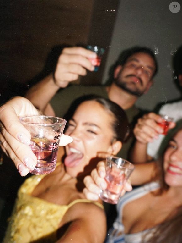 Réveillon de Mel Maia teve jantar, drinks e karaokê