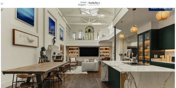 Cozinha ligada às salas e com bancada de mármore: um dos detalhes da casa que tem porta azul e é vista no filme 'Um Lugar Chamado Notting Hill'