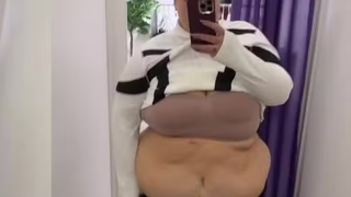 Thais Carla exibe corpo após perder mais de 50 kg e reclama do excesso de pele na barriga: 'Estou parecendo um sorvete'