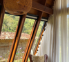 Com 72 m², distribuídos em dois andares, a cabana segue o estilo A-Frame, com telhados inclinados que vão até o chão e fachadas envidraçadas que favorecem a entrada de luz natural.