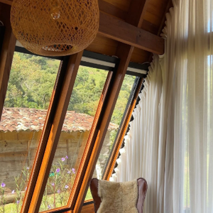 Com 72 m², distribuídos em dois andares, a cabana segue o estilo A-Frame, com telhados inclinados que vão até o chão e fachadas envidraçadas que favorecem a entrada de luz natural.