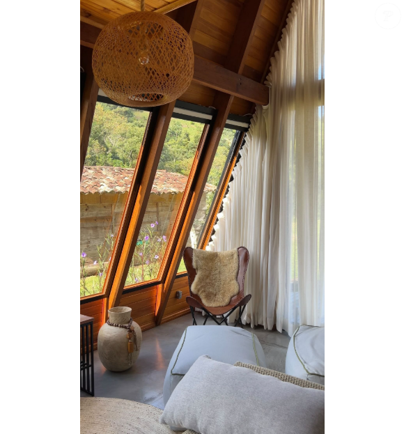 Com 72 m², distribuídos em dois andares, a cabana segue o estilo A-Frame, com telhados inclinados que vão até o chão e fachadas envidraçadas que favorecem a entrada de luz natural.