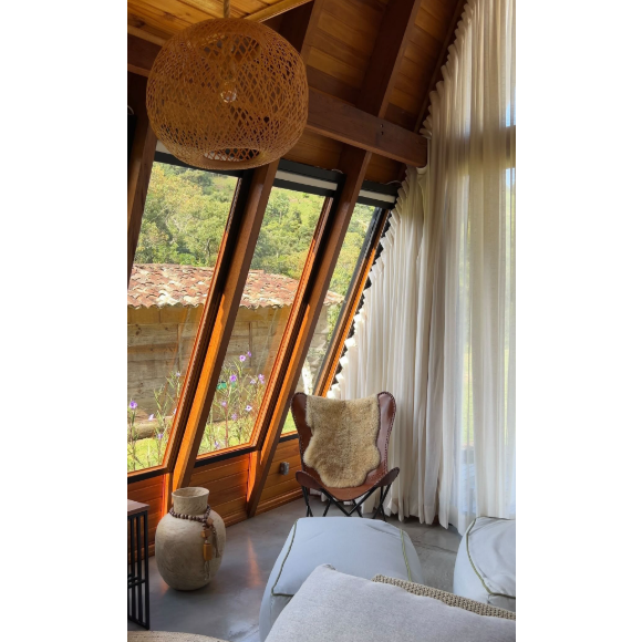 Com 72 m², distribuídos em dois andares, a cabana segue o estilo A-Frame, com telhados inclinados que vão até o chão e fachadas envidraçadas que favorecem a entrada de luz natural.