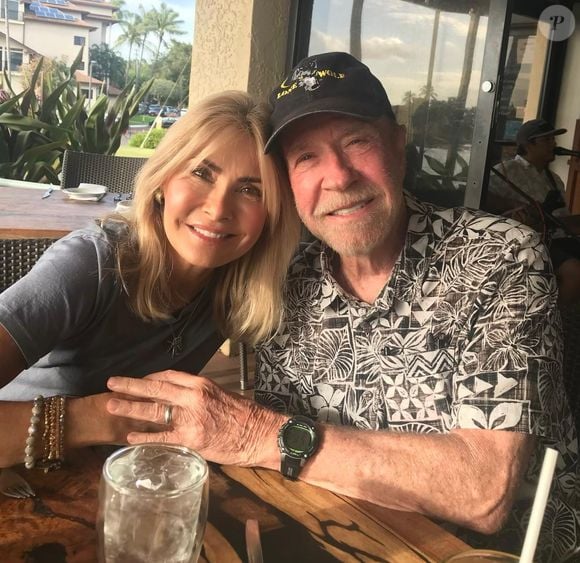 Poucos anos depois de descobrir a paternidade, Chuck Norris se casou com Gena O'Kelley em 1998, com quem estava junto até hoje