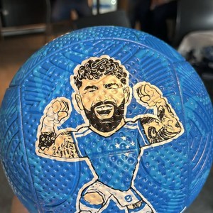 Já Rafaella Santos compartilhou nos stories uma foto de uma bola com a caricatura de Gabigol