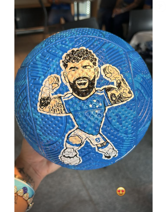 Já Rafaella Santos compartilhou nos stories uma foto de uma bola com a caricatura de Gabigol