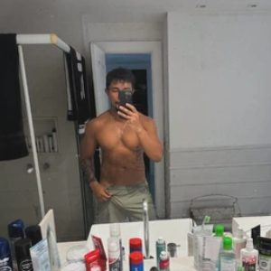 Xamã cuida da própria beleza em sua mansão no RJ