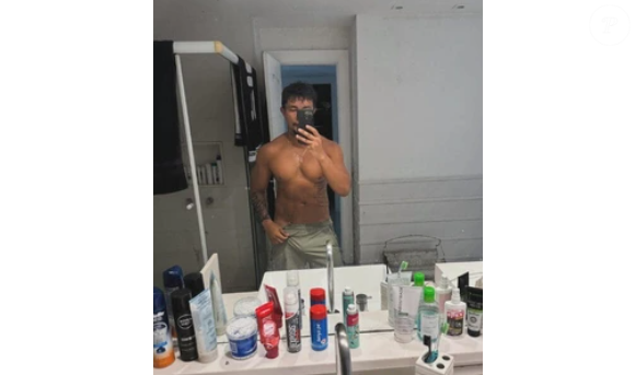 Xamã cuida da própria beleza em sua mansão no RJ