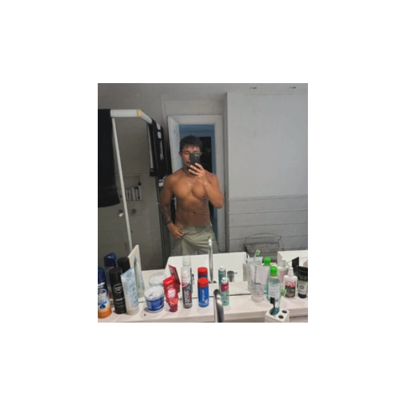 Xamã cuida da própria beleza em sua mansão no RJ