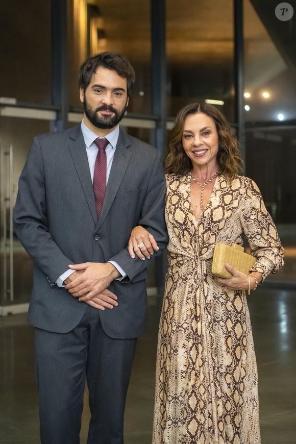 José Maria (Túlio Starling) e Xênica (Carla Marins) protagonizando momentos em 'Três Graças'