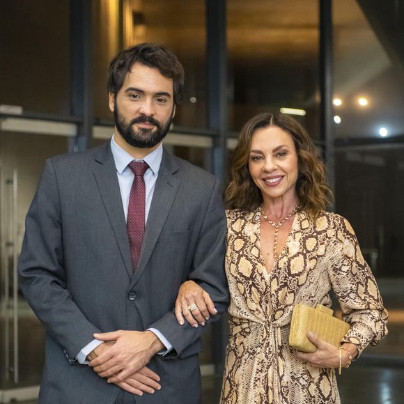 José Maria (Túlio Starling) e Xênica (Carla Marins) protagonizando momentos em 'Três Graças'