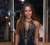 Anitta combinou look 'zen' com maquiagem corada e leve