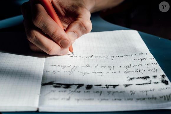 Para a psicologia, a forma como alguém escreve pode ser influenciada por época, idade, ambiente, educação, profissão, cultura e até pelas plataformas digitais que utiliza diariamente.