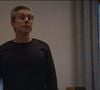 Marco Aurélio (Alexandre Nero) se incomoda ao ver o filho chorando diante de um filme