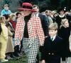 Durante o batizado da Princesa Eugenie, em dezembro de 1990, Lady Di combinou um conjunto estampado da Moschino com scarpins bicolores. O contraste entre a biqueira vermelha e o restante do sapato chama a atenção e inspira modelos contemporâneos que apostam na combinação de cores para atualizar produções clássicas