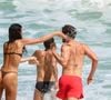 Bruna Marquezine brincou com o ex João Guilherme na praia de São Conrado, Rio de Janeiro