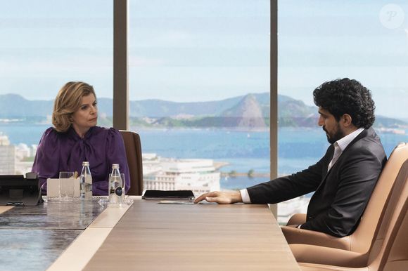 Odete Roitman (Debora Bloch) ameaça Ivan (Renato Góes) com um processo após descobrir sobre a empresa de Raquel (Taís Araújo) na novela 'Vale Tudo'.