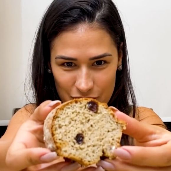 Simone Mendes é adepta de bolo fitness com banana, aveia e uva passa