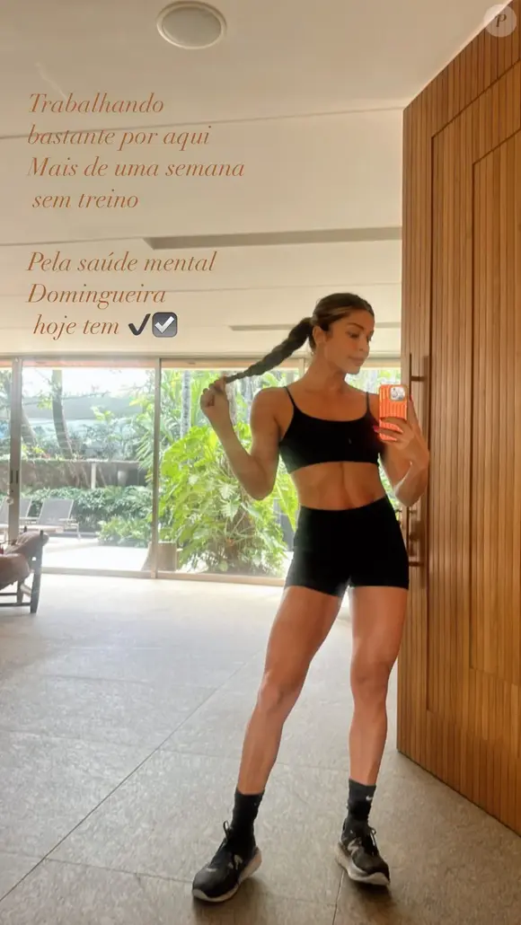 Grazi Massafera tem uma sala enorme totalmente envidraçada, que dá vista para a piscina