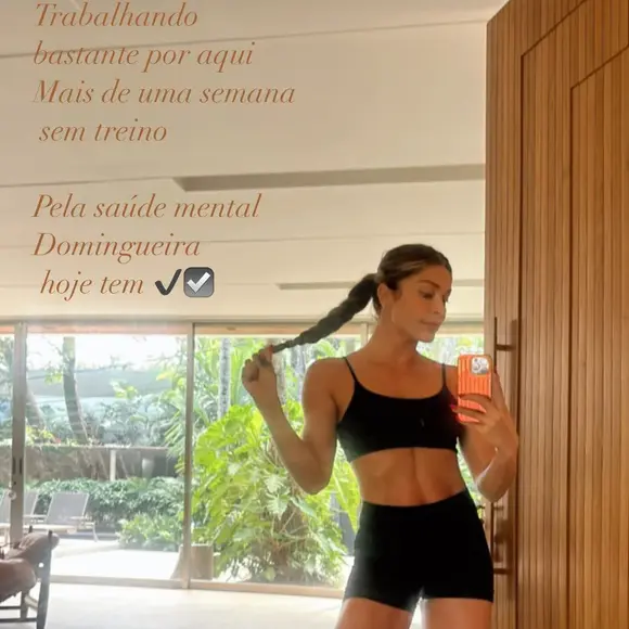 Grazi Massafera tem uma sala enorme totalmente envidraçada, que dá vista para a piscina