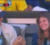 Vestindo a camiseta azul do Brasil, Vivian mostrou toda sua simpatia ao fazer um 'toque' com o pai para as câmeras da FIFA