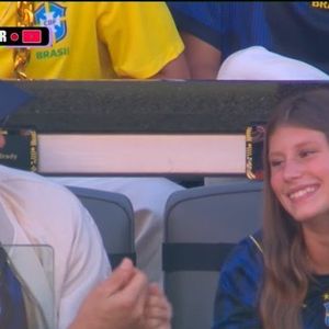 Vestindo a camiseta azul do Brasil, Vivian mostrou toda sua simpatia ao fazer um 'toque' com o pai para as câmeras da FIFA