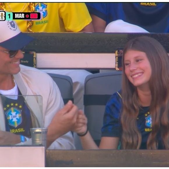 Vestindo a camiseta azul do Brasil, Vivian mostrou toda sua simpatia ao fazer um 'toque' com o pai para as câmeras da FIFA