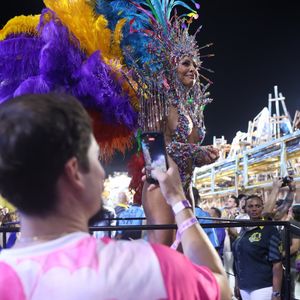 Nicolas Prattes prestigiou Sabrina Sato com uma camisa de 'apoio da rainha'