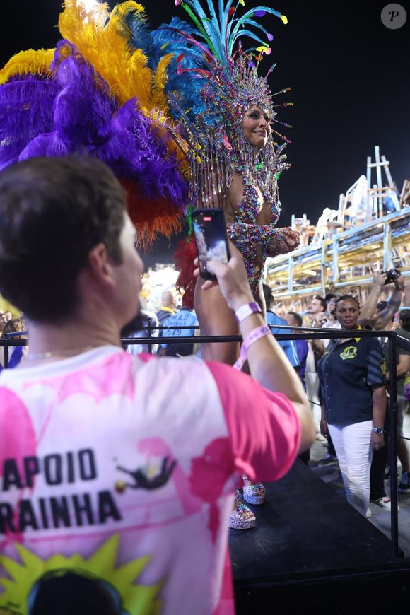 Nicolas Prattes prestigiou Sabrina Sato com uma camisa de 'apoio da rainha'