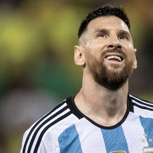 De acordo com Carlos Villagrán, o encontro com Messi, craque argentino, foi marcado por emoção, abraços e um presente carregado de significado, transformando o momento em uma lembrança inesquecível para o eterno Quico