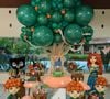 A árvore gigante de balões verdes encantou na decoração da festa