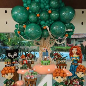A árvore gigante de balões verdes encantou na decoração da festa