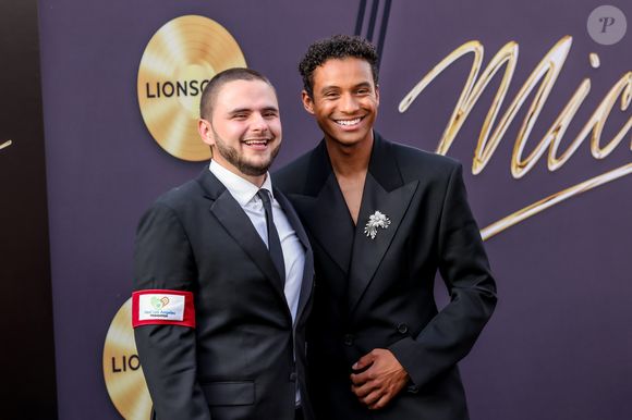 Filho mais velho do Rei do Pop, Prince participa da gestão do legado e esteve envolvido na cinebiografia 'Michael', lançada em 2026; na imagem ele posa com Jaafar Jackson, sobrinho do cantor e intérprete do protagonista