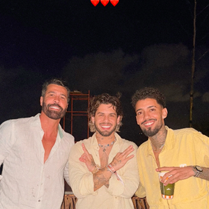 Zé Felipe curtiu o Ano Novo com amigos na Praia de Pipa, no Rio Grande do Norte